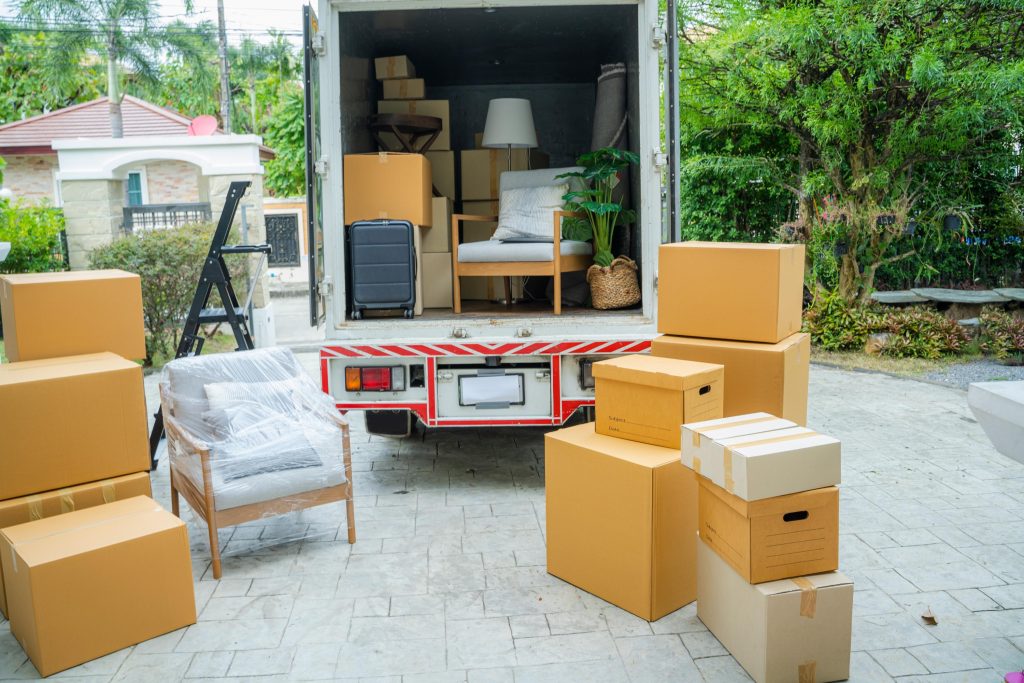 Camión de mudanzas con cajas